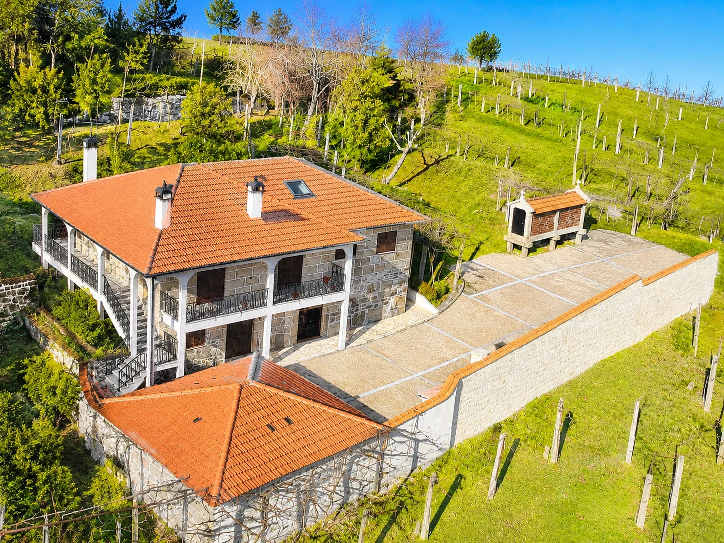 Quinta com Moradia T4 em Pedra, História e Natureza em Harmonia em Arcos de Valdevez